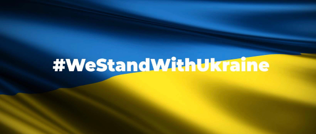 bandiera ucraina con slogan we stand with ukraine