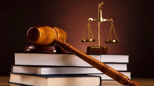 Libri giuridici martello da giudice e bilancia da tribunale