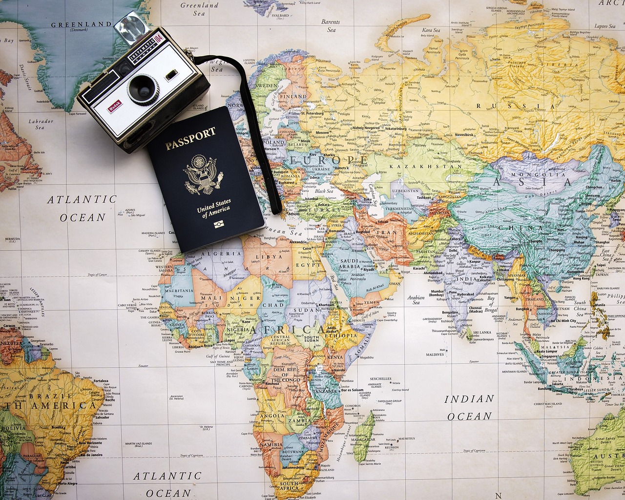Cartina geografica con passaporto e macchina fotografica